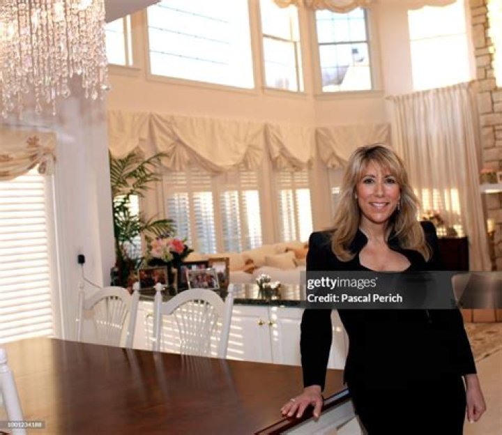 Entrepreneur Lori Greiner with a cute little girl on a mission to aspire.