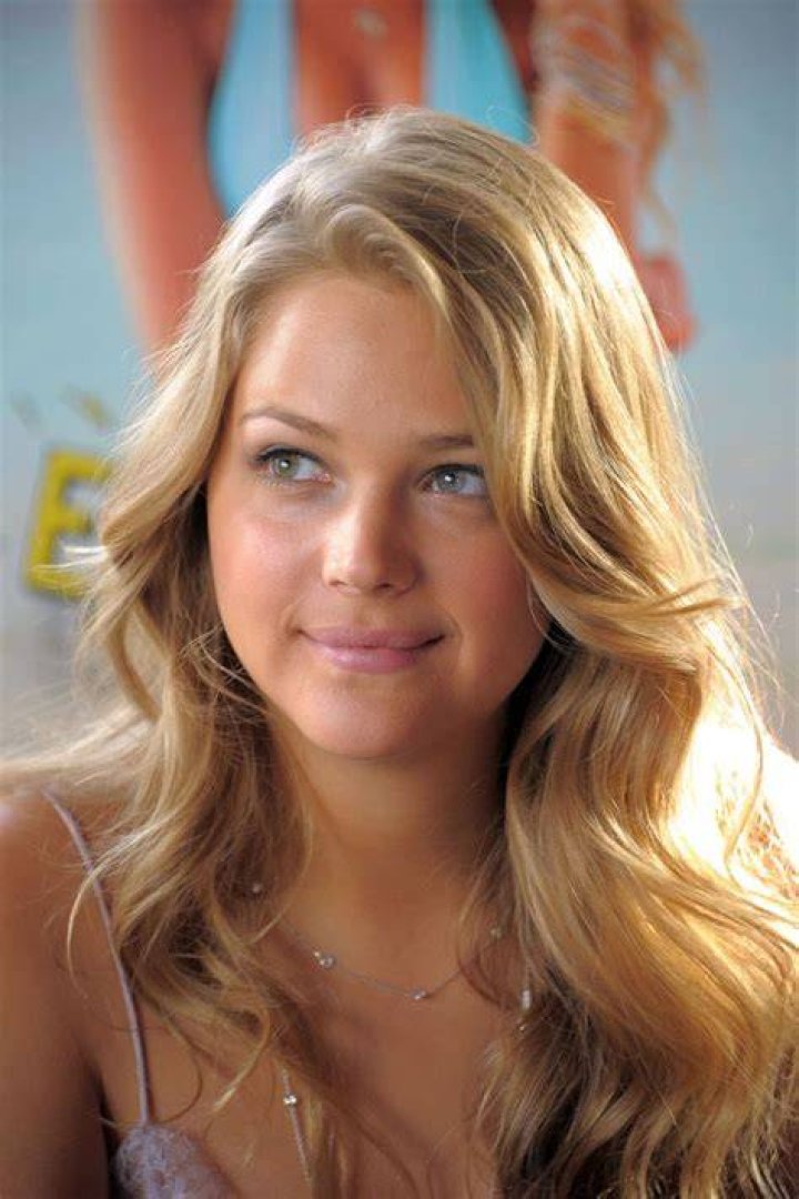 Esti Ginzburg Bio (Wiki) 
