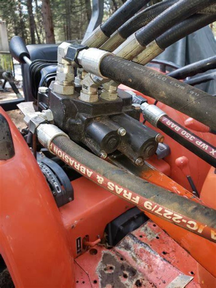 How much hydraulic fluid does a Kubota mx5100 hold?