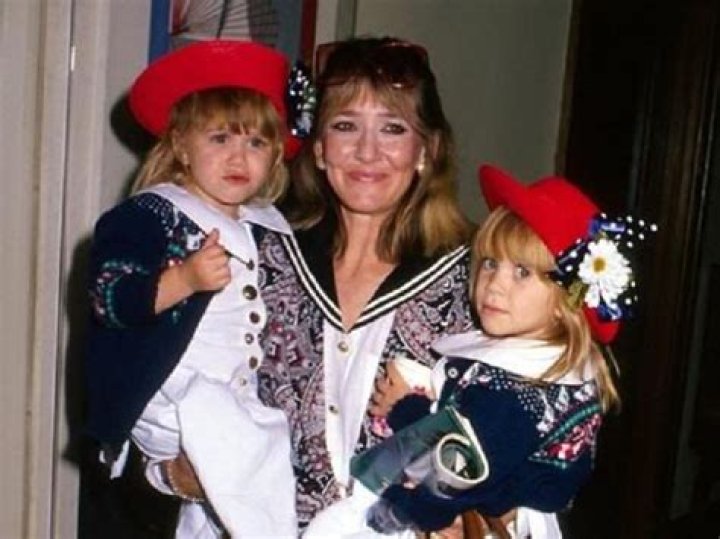 Jarnette Olsen carrying her two daughters