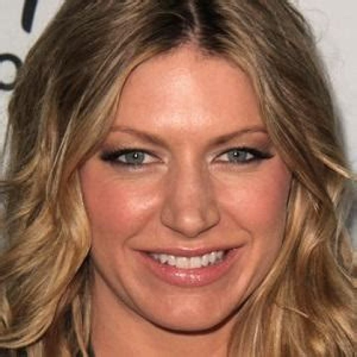 Jes Macallan - Age, Family, Bio