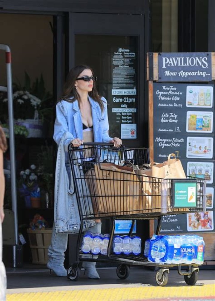 Julia Fox Grocery Shopping Dressed in Bikini and Denims Julia Fox grocery shopping