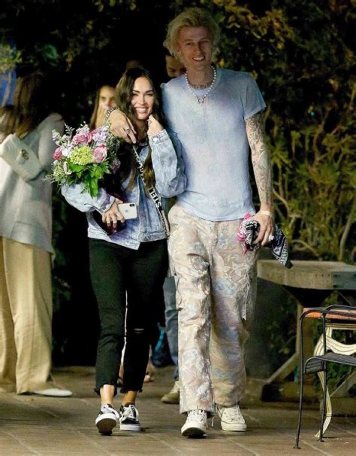 Megan Fox in sexy LBD can’t stop touching her black-tongue boyfriend Machine Gun Kelly in PDA-filled BBMAs! Megan Fox and Machine Gun Kelly at BBMA