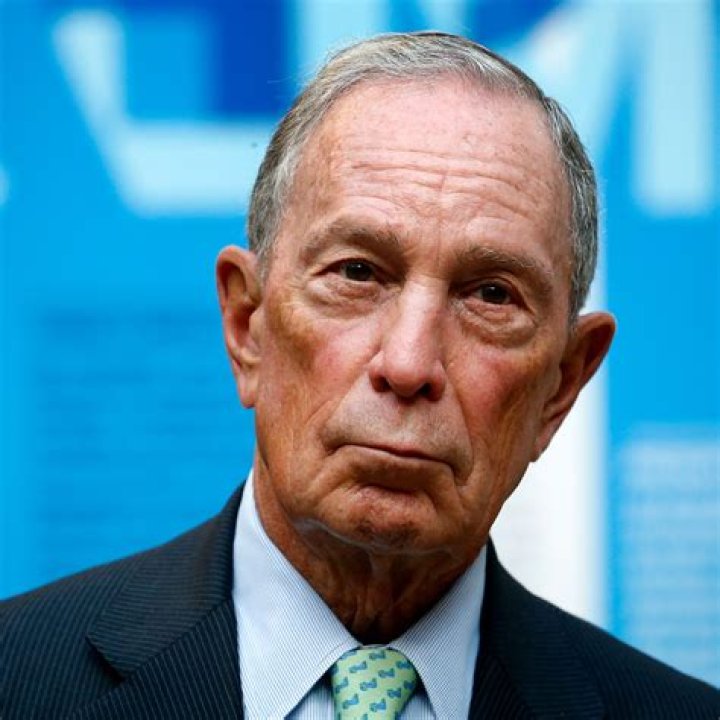 Michael Bloomberg enjoying picnic.