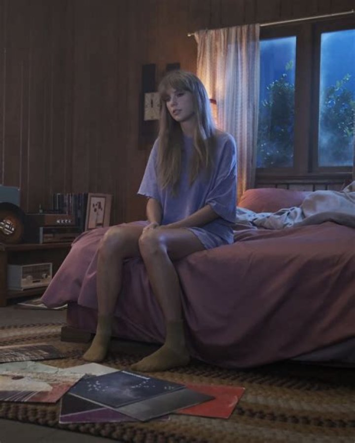 Taylor Swift in bed with her cat Meredith Grey
