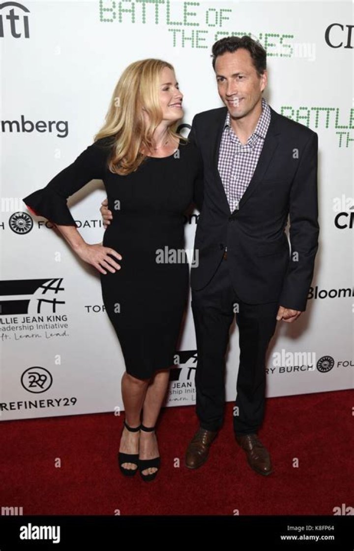 Where does Elisabeth Shue live?